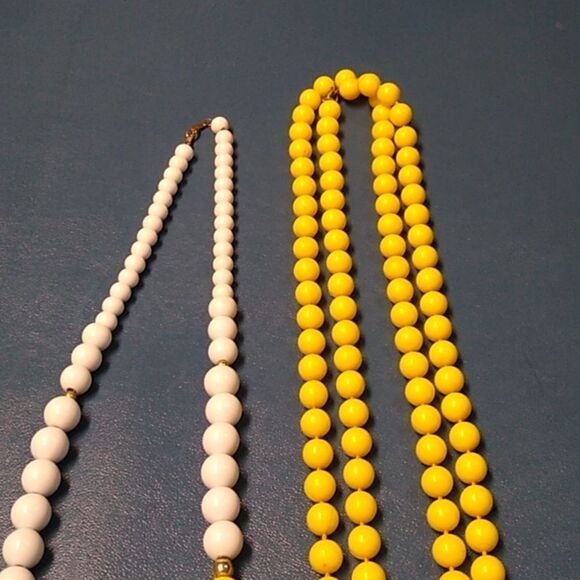 Vintage Yellow and White Graduated Beaded Plastic/Resin/Lucite Necklace - Picture 5 of 8